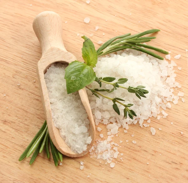 Sól w łopatę, świeża bazylia, rozmaryn i tymianek na drewniane tła — Zdjęcie stockowe