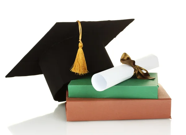 Grad hatt och diplom med böcker isolerad på vit — Stockfoto