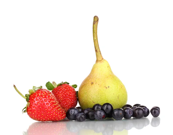 Mezcla de frutas dulces maduras y bayas aisladas en blanco —  Fotos de Stock