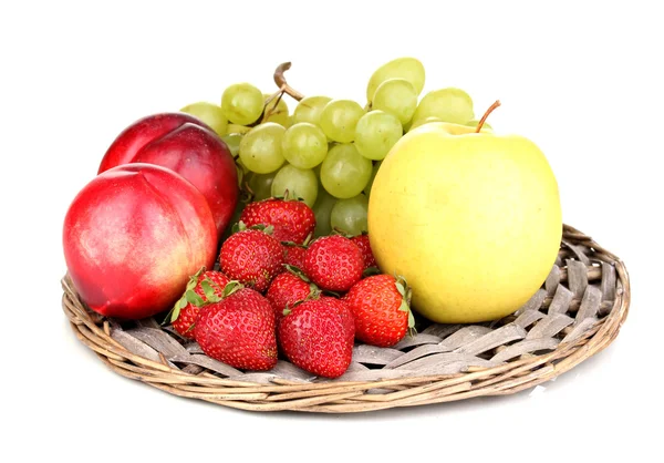 Frutti dolci maturi e bacche su stuoia di vimini isolata su bianco — Foto Stock