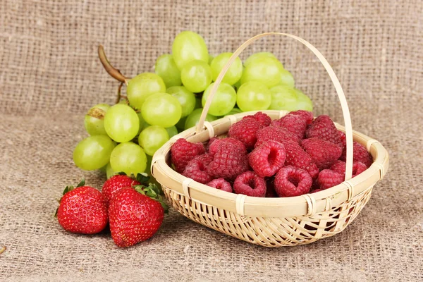 成熟的甜水果和浆果在麻布上 — 图库照片