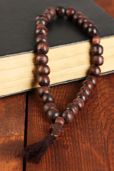 Le chapelet en bois et la bible sainte close-up — Photo
