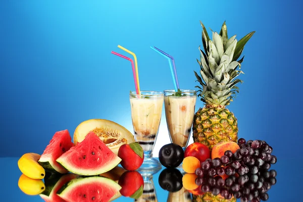 Milkshake med frukt på blå bakgrund närbild — Stockfoto