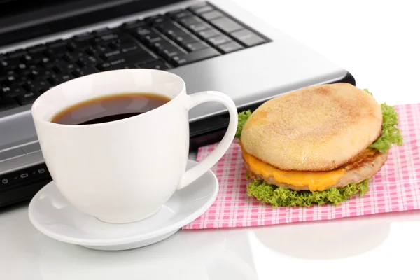 Eten op het werk plaats in de buurt van laptop — Stockfoto
