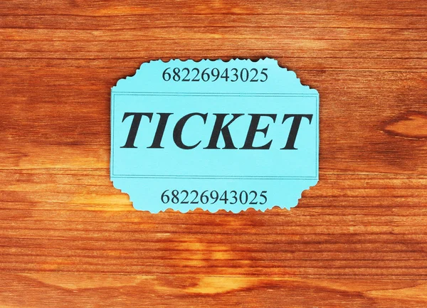 Buntes Ticket auf hölzernem Hintergrund in Nahaufnahme — Stockfoto