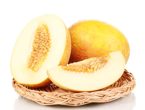 Rijpe meloenen op rieten wieg geïsoleerd op wit — Stockfoto