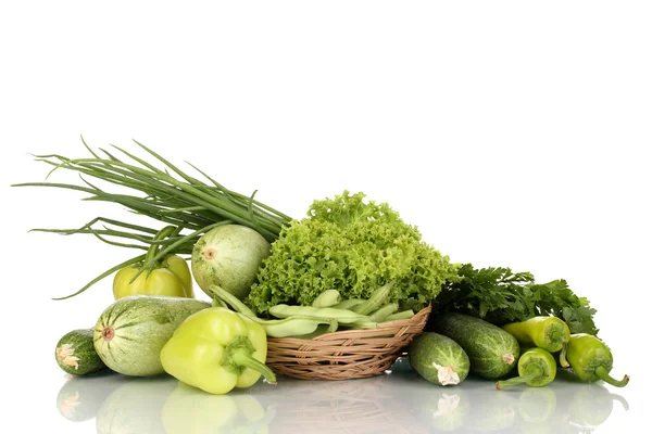 Verdure verdi fresche in cesto isolato su bianco — Foto Stock