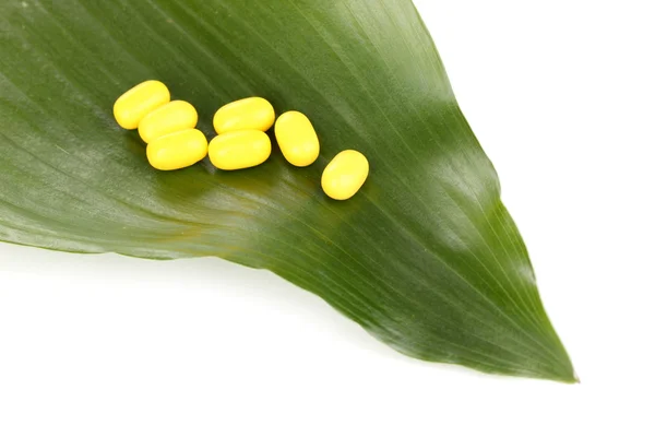 Tabletki na zielony liść na białym tle — Zdjęcie stockowe