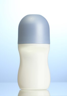 mavi zemin üzerine deodorant