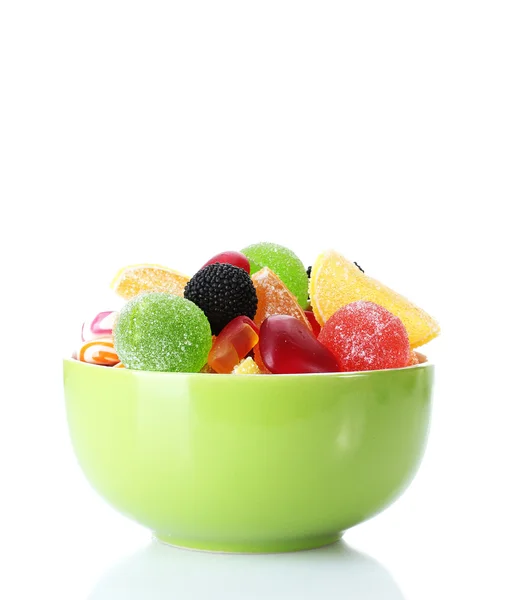Красочные конфеты желе в зеленой чаше изолированы на белом — стоковое фото