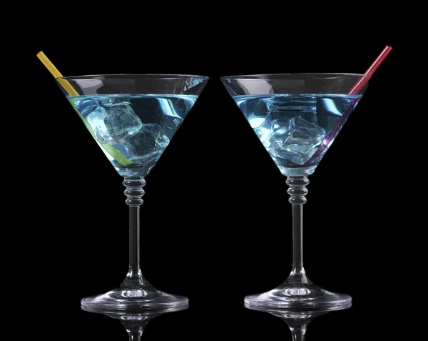 Blå cocktail i martini glas isolerade på svart — Stockfoto