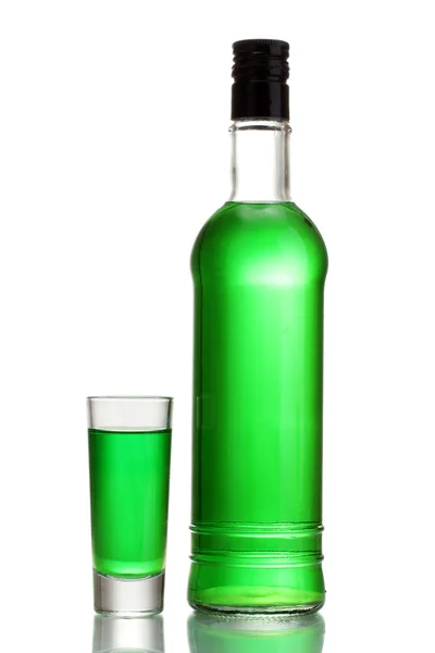 Láhve a sklenice absintu izolovaných na bílém — Stock fotografie