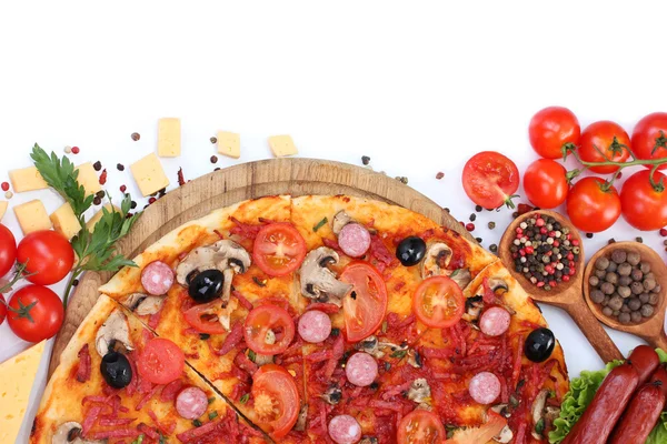 Heerlijke pizza, groenten en salami geïsoleerd op wit — Stockfoto