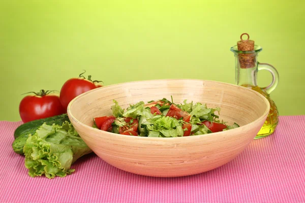 色拉拌西红柿和黄瓜绿色背景 — 图库照片