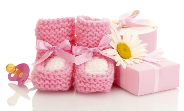 Ροζ baby μπότες, πιπίλα, δώρων και λουλουδιών που απομονώνονται σε λευκό — Φωτογραφία Αρχείου
