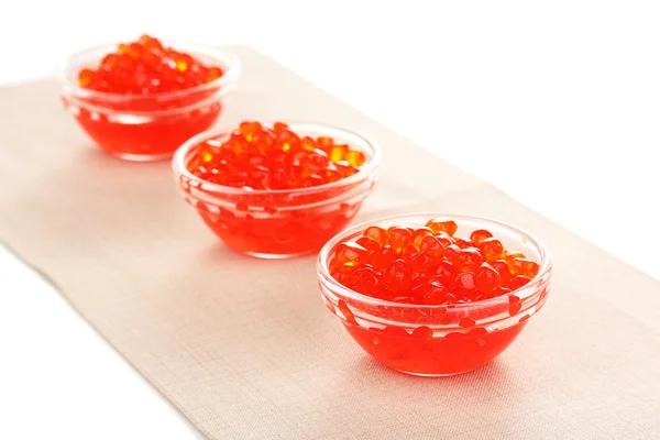 Caviar rojo en cuencos de vidrio aislados en blanco —  Fotos de Stock