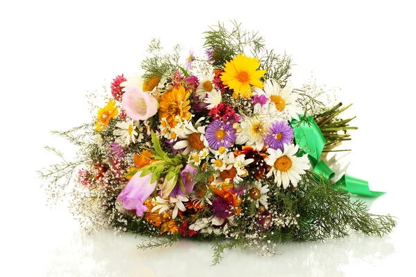 Vacker bukett av ljusa blommor, isolerad på vit — Stockfoto