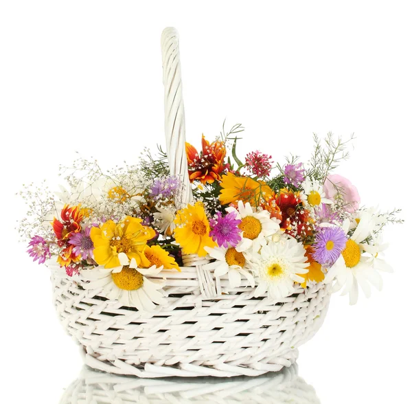 Vacker bukett av ljusa blommor i korg, isolerad på vit — Stockfoto