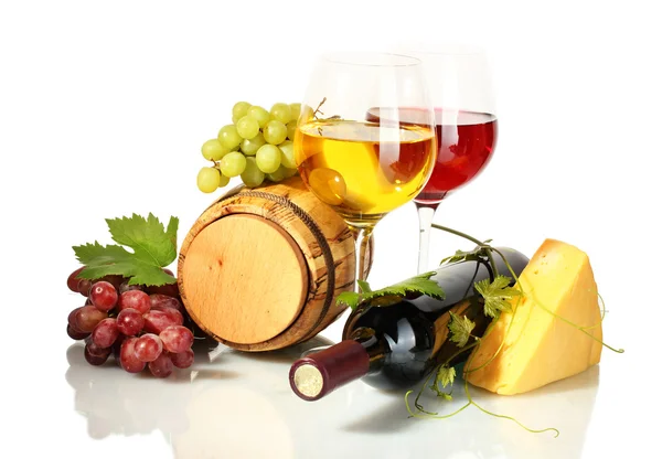 Fass, Flasche und Gläser Wein, Käse und reife Trauben isoliert auf weiß — Stockfoto
