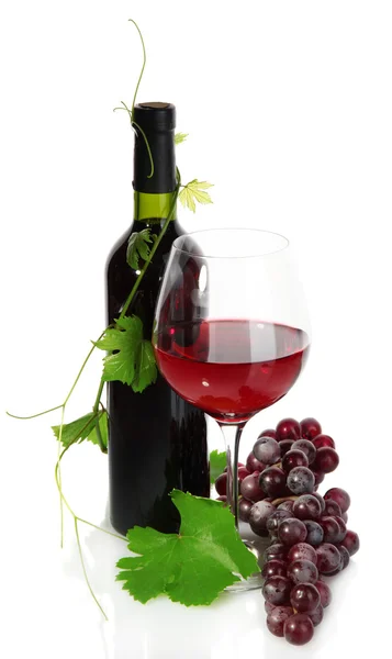 Lahve, sklenice vína a zralé hrozny izolovaných na bílém — Stock fotografie