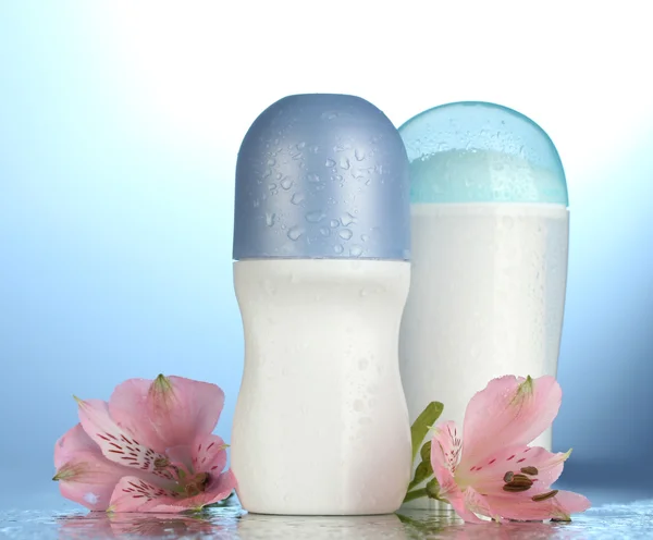 파란색 배경에 꽃 deodorants — 스톡 사진