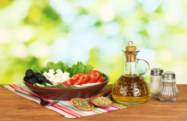 在明亮的绿色背景上的美味希腊沙拉 — 图库照片