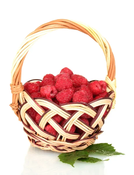 新鲜树莓在柳条篮上白色隔离 — 图库照片