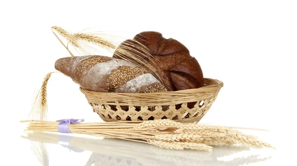 Pão inteiro caseiro isolado no fundo branco — Fotografia de Stock