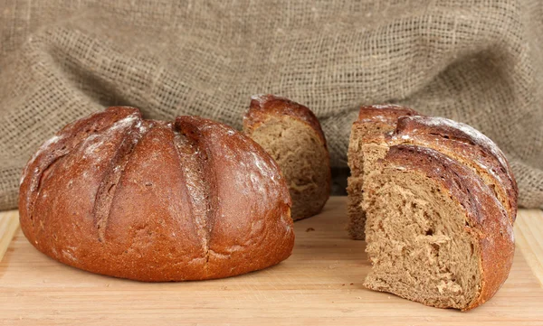 Dilimlenmiş ekmek üzerinde tuval arka plan yakın çekim — Stok fotoğraf