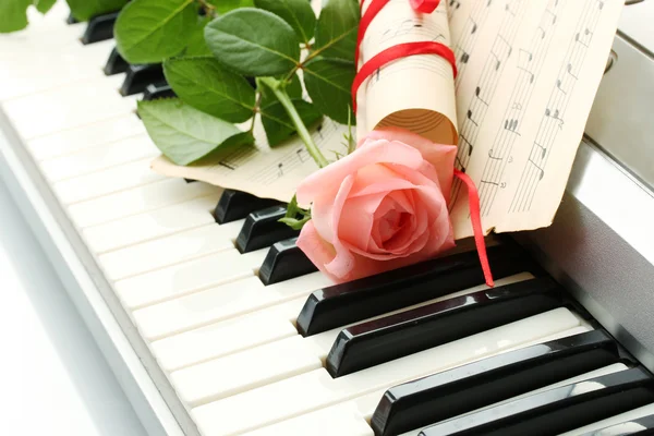 Fond de clavier synthétiseur avec rose — Photo