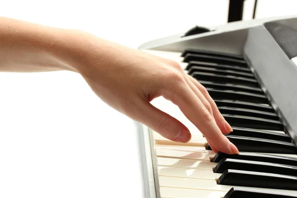 Рука женщины, играющей на синтезаторе — стоковое фото