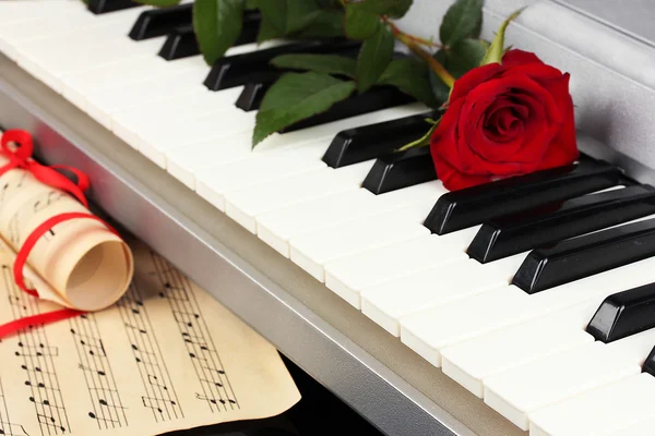 ピアノの鍵盤の背景 — ストック写真
