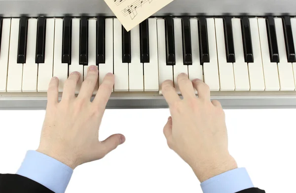 Mains de l'homme jouant du piano — Photo