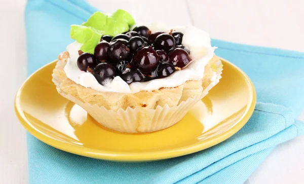 Süßer Kuchen mit Beeren auf hölzernem Hintergrund — Stockfoto