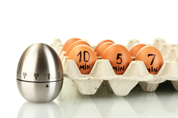 Eier in Schachtel und Eieruhr isoliert auf weiß — Stockfoto