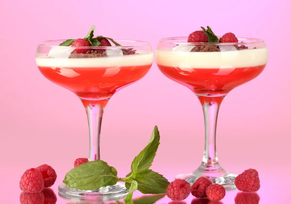 Фруктовое желе с ягодами в стаканах на розовом фоне — стоковое фото
