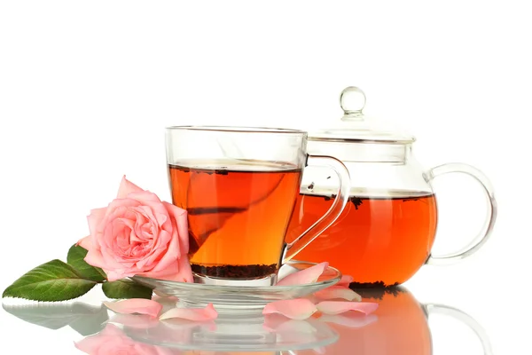 주전자와 흰색 절연 로즈와 함께 차 한잔 — 스톡 사진