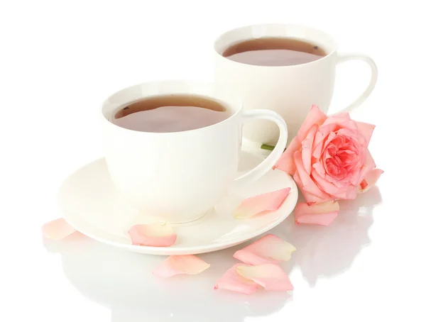Tazas de té con rosa aislada sobre blanco —  Fotos de Stock