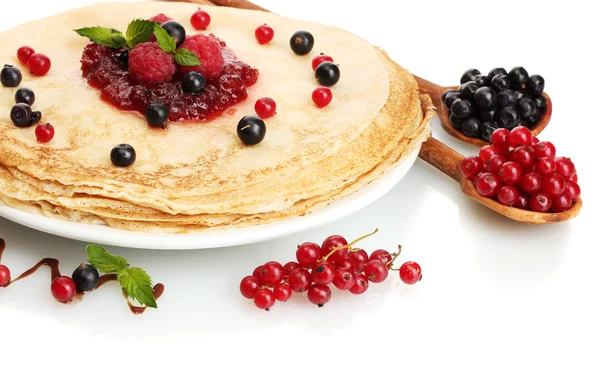 Вкусные блины с ягодами и вареньем на тарелке изолированы на белом — стоковое фото