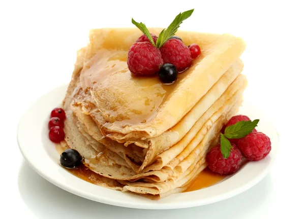 Pancake lezat dengan buah beri dan madu di atas piring kayu — Stok Foto