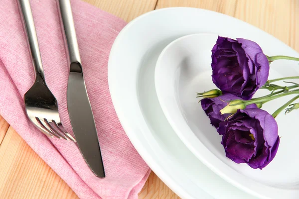 Louça de mesa com flor em guardanapo brilhante close-up — Fotografia de Stock