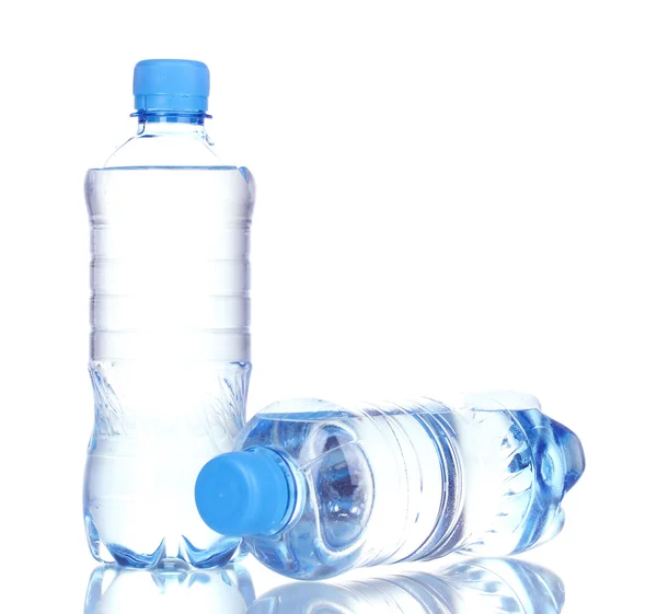 Plastikowe butelki wody na białym tle — Zdjęcie stockowe