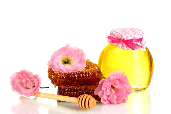 Favos de mel doces e jarros com mel isolado em branco — Fotografia de Stock