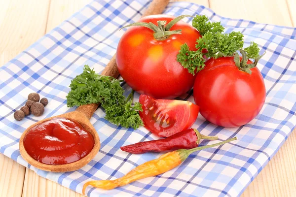 Ketchup et tomates mûres sur table en bois — Photo