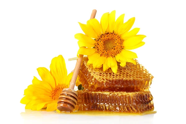 Söt honungskakor med honung, trä drizzler och solrosor, isolerad på vit — Stockfoto