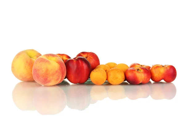 Nectarinas maduras, damascos e pêssegos isolados em close-up branco — Fotografia de Stock