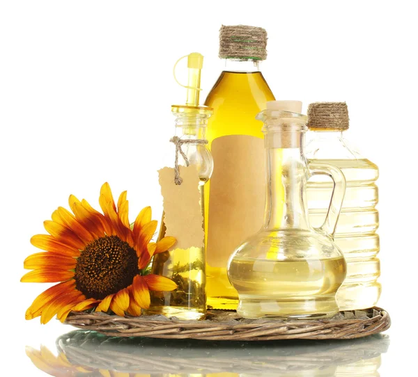Öl in Gläsern und Sonnenblumen, isoliert auf weiß — Stockfoto