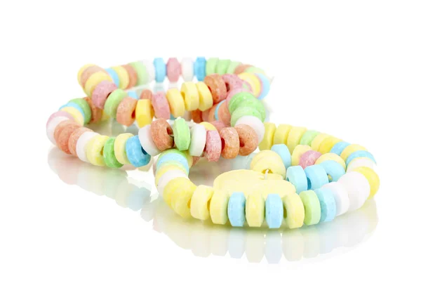 Цветные конфеты на веревке изолированы на белом — стоковое фото