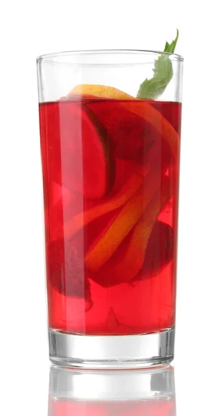Sangria in glas, geïsoleerd op wit — Stockfoto