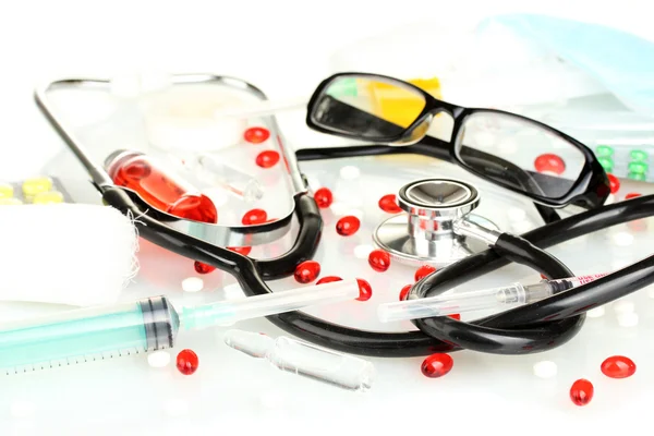 Läkemedel och ett stetoskop på en vit bakgrund närbild — Stockfoto